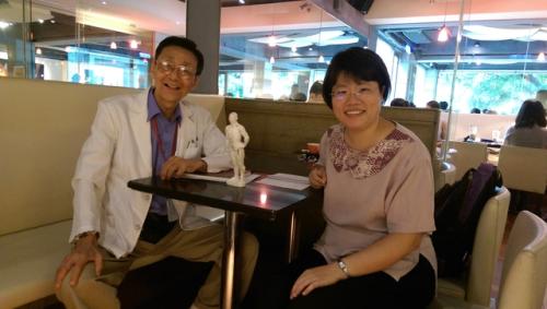 蘭老師和吳冠儀上針灸課20150624